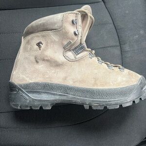 Boreal discontinued brand mountaineering boots .